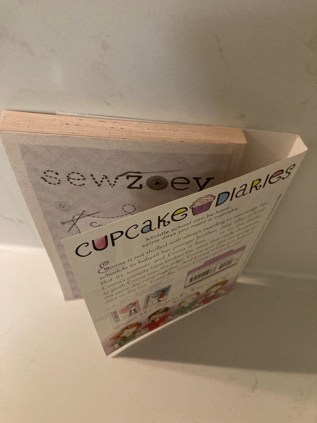 🏈 Cupcake Diaries: Emma All Stirred Up! by Coco Simon - photo 3