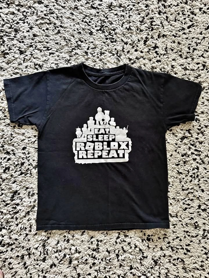 Kids Roblox T-shirt size Medium