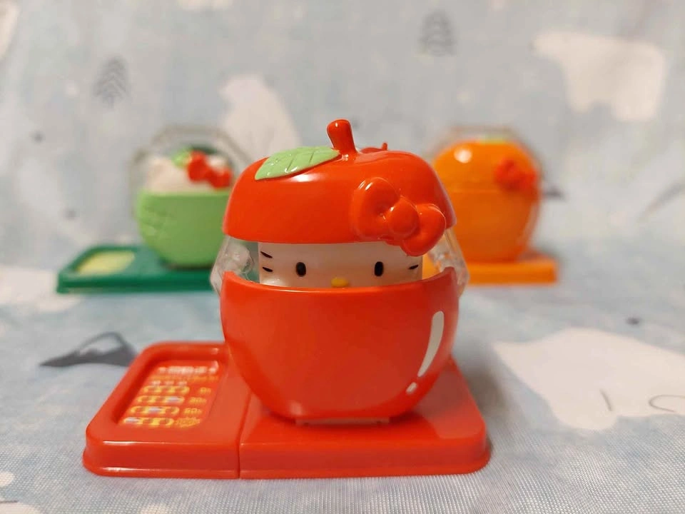 Authentic Vintage Hello Kitty - Mini Apple Garapon Lottery 🏈