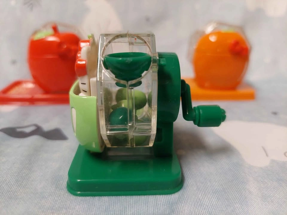 Authentic Vintage Hello Kitty - Mini Melon Garapon Machine - photo 4
