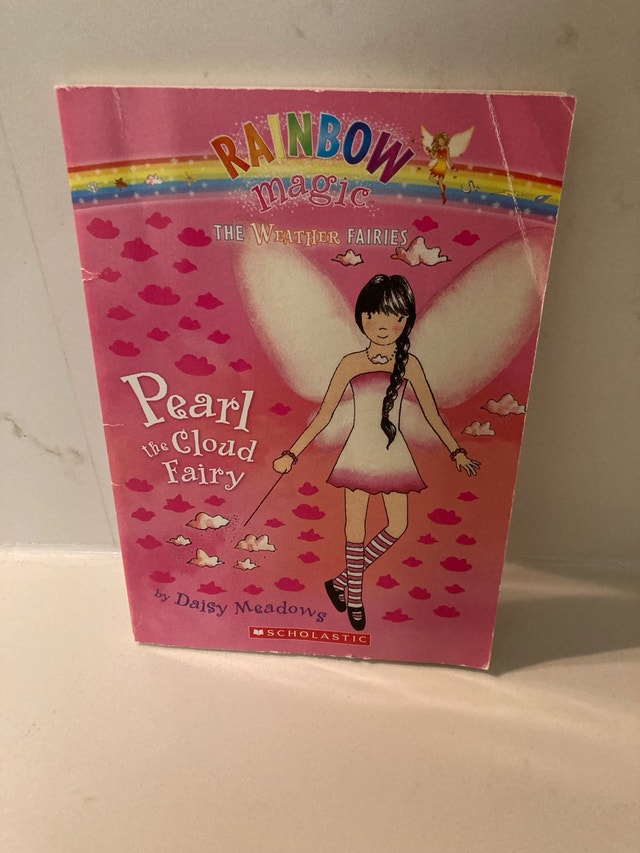 🏈 Rainbow Magic: Pearl the Cloud Fairy by Daisy Meadows