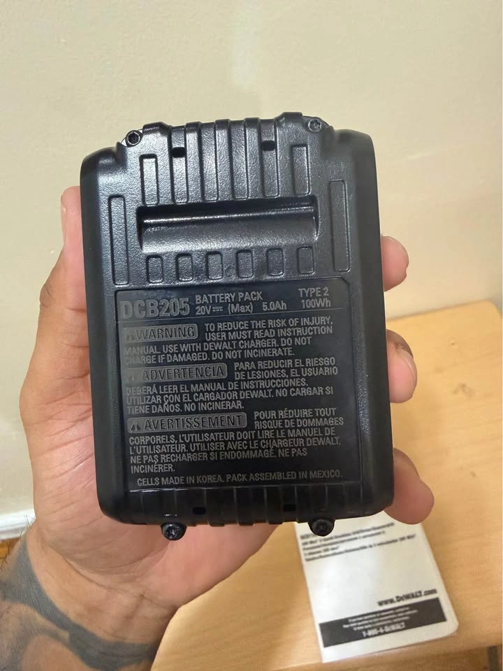 DEWALT 20V MAX 5.0Ah DCB205 Battery - 100% New - photo 4