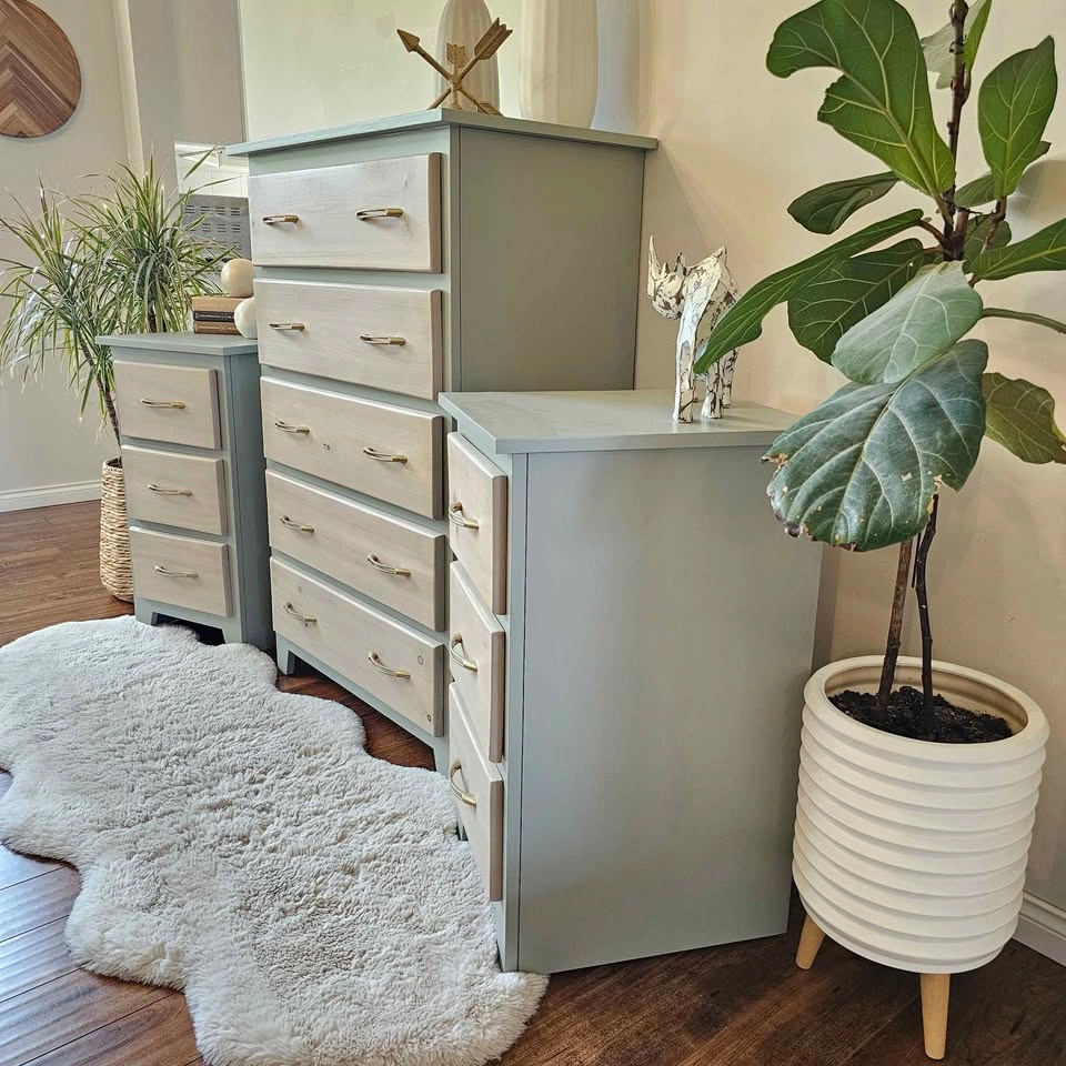 Refinished Dresser and 2 Nightstands set (Solid Wood) - photo 3