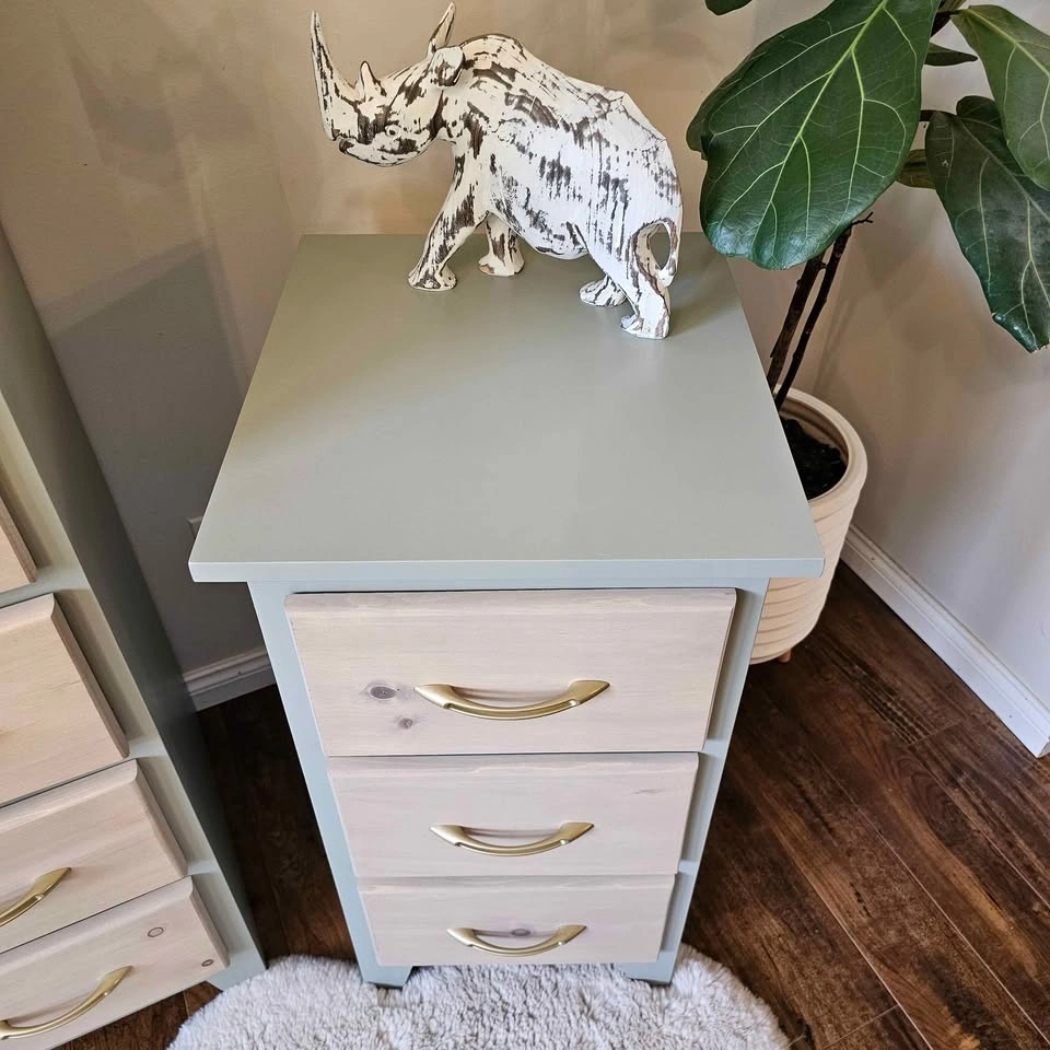Refinished Dresser and 2 Nightstands set (Solid Wood) - photo 4