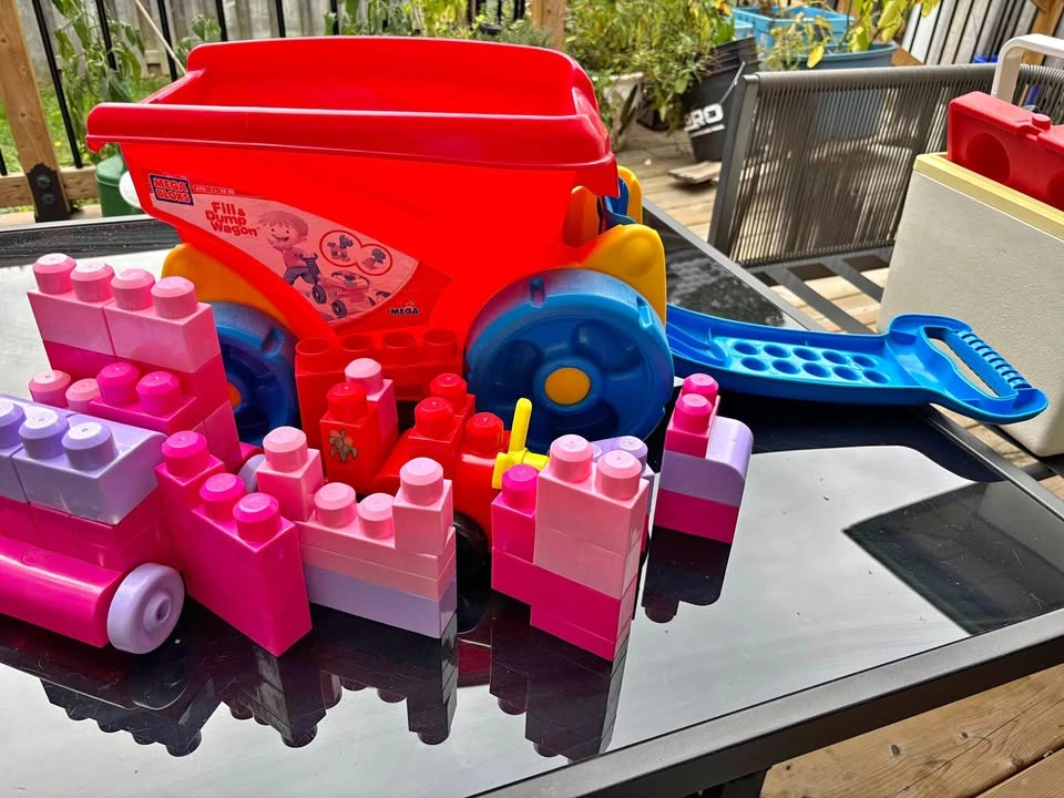 Mega Bloks Fill & Dump Wagon with Building Blocks