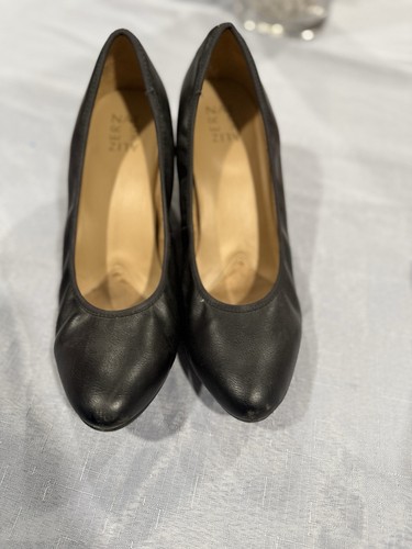 Clarks Women’s Black Leather Round Toe Block Heel Slip-On Pumps - photo 2