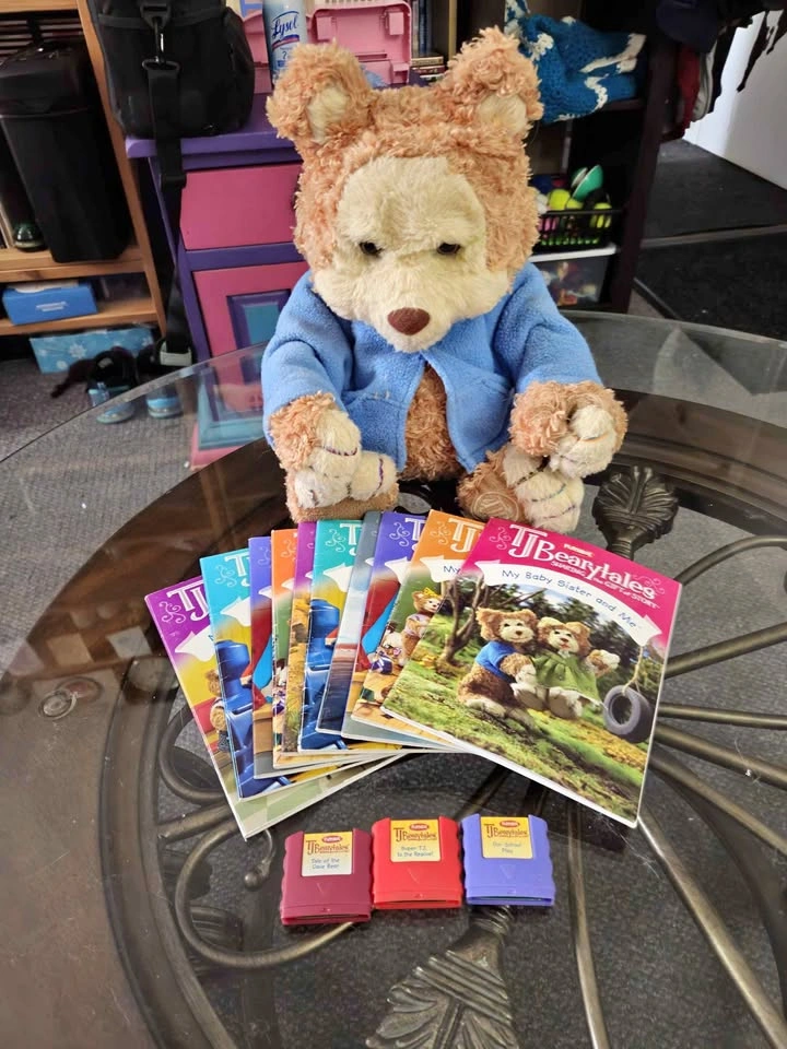 2005 Playskool TJ Bearytales Plush Bear with Books and Cartridge
