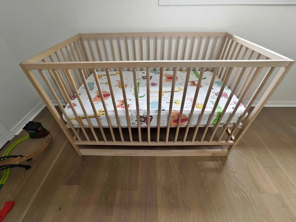 IKEA SINGLAR Crib with Graco waterproof mattress and cover