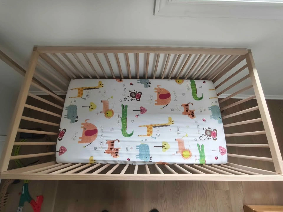 IKEA SINGLAR Crib with Graco waterproof mattress and cover - photo 2