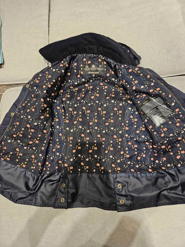 EUC Girls 8/9 Barbour Waxed Jacket - photo 2