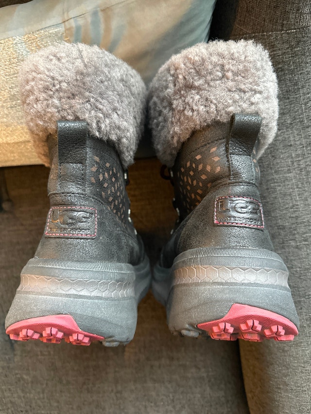 UGG Celiste Women's Snow Winter Boots. Size US 8. - photo 5