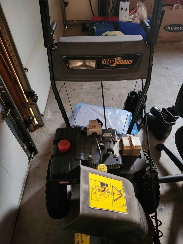 Yardworks Snowblower - photo 2
