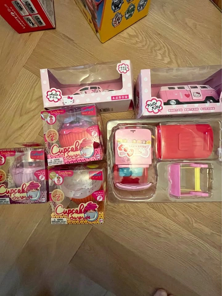 Hello Kitty Car/Camper and Cupcake Surprise Dolls Set