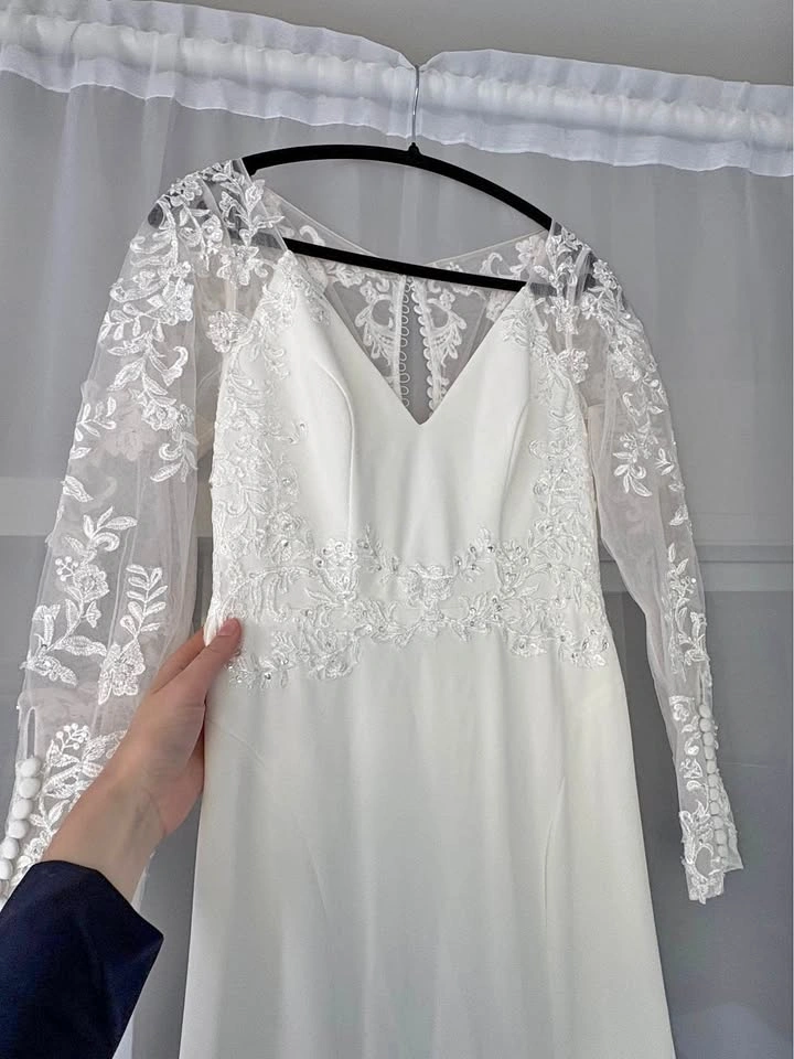 Long Sleeve Lace Wedding Dress • Size 6
