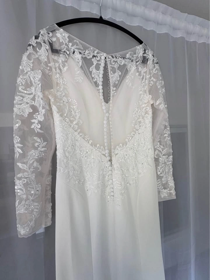 Long Sleeve Lace Wedding Dress • Size 6 - photo 2