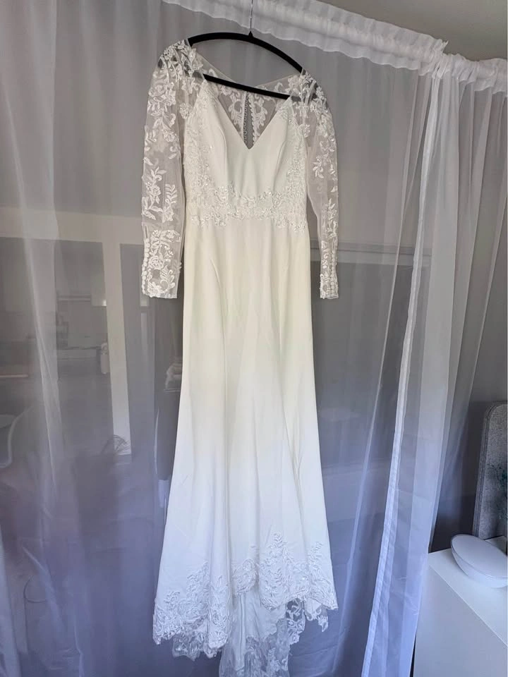 Long Sleeve Lace Wedding Dress • Size 6 - photo 3