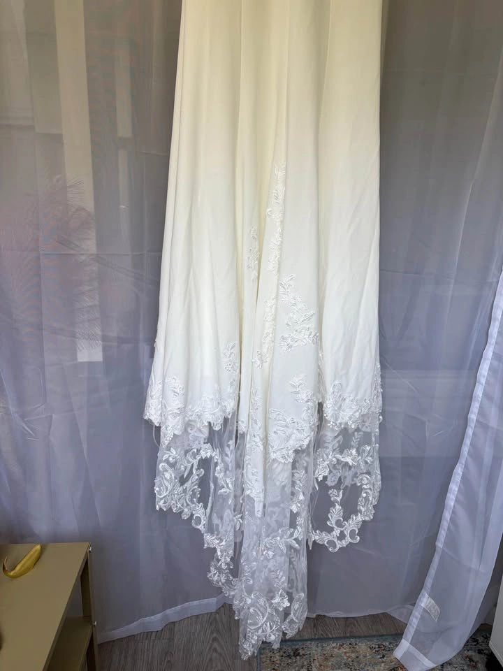 Long Sleeve Lace Wedding Dress • Size 6 - photo 4