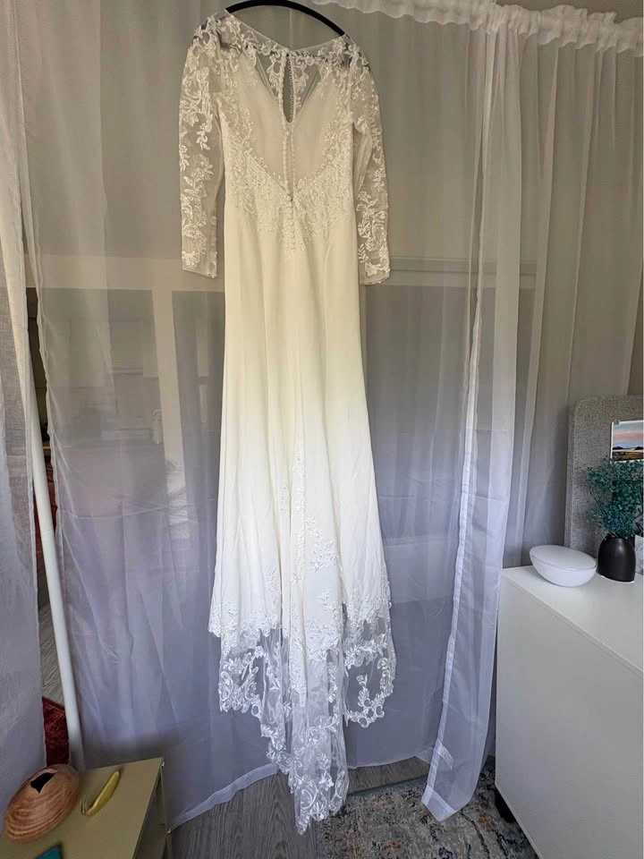 Long Sleeve Lace Wedding Dress • Size 6 - photo 5