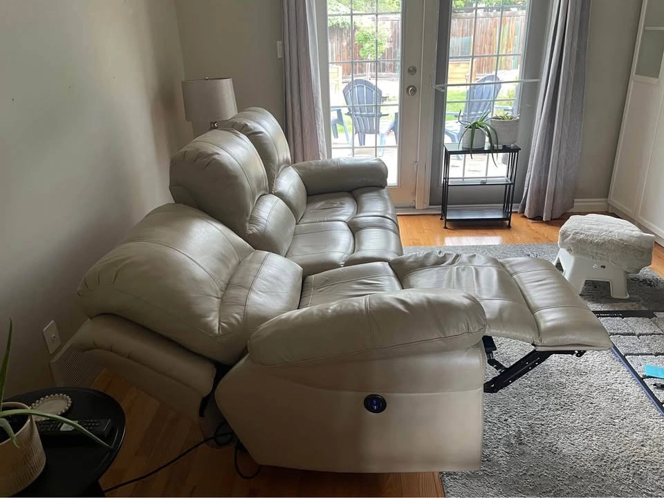 Comfortable power reclining leather sofa - photo 3