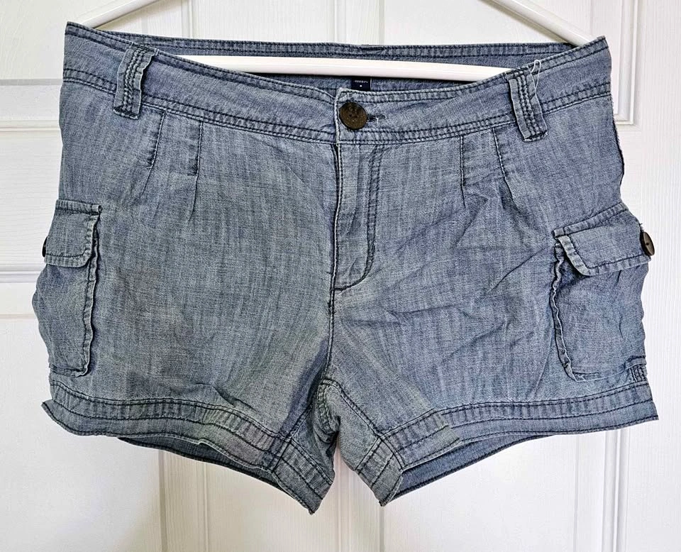 GAP Women's Lightweight Blue Chambray Cargo Shorts - Size 6