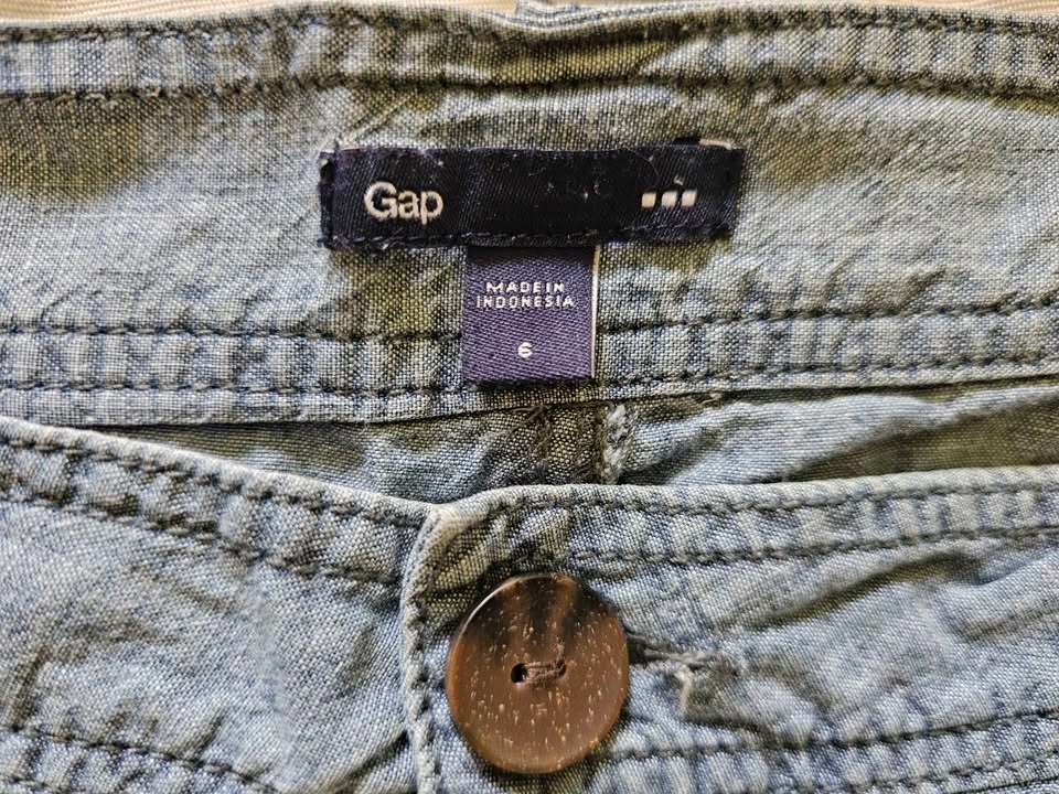 GAP Women's Lightweight Blue Chambray Cargo Shorts - Size 6 - photo 2