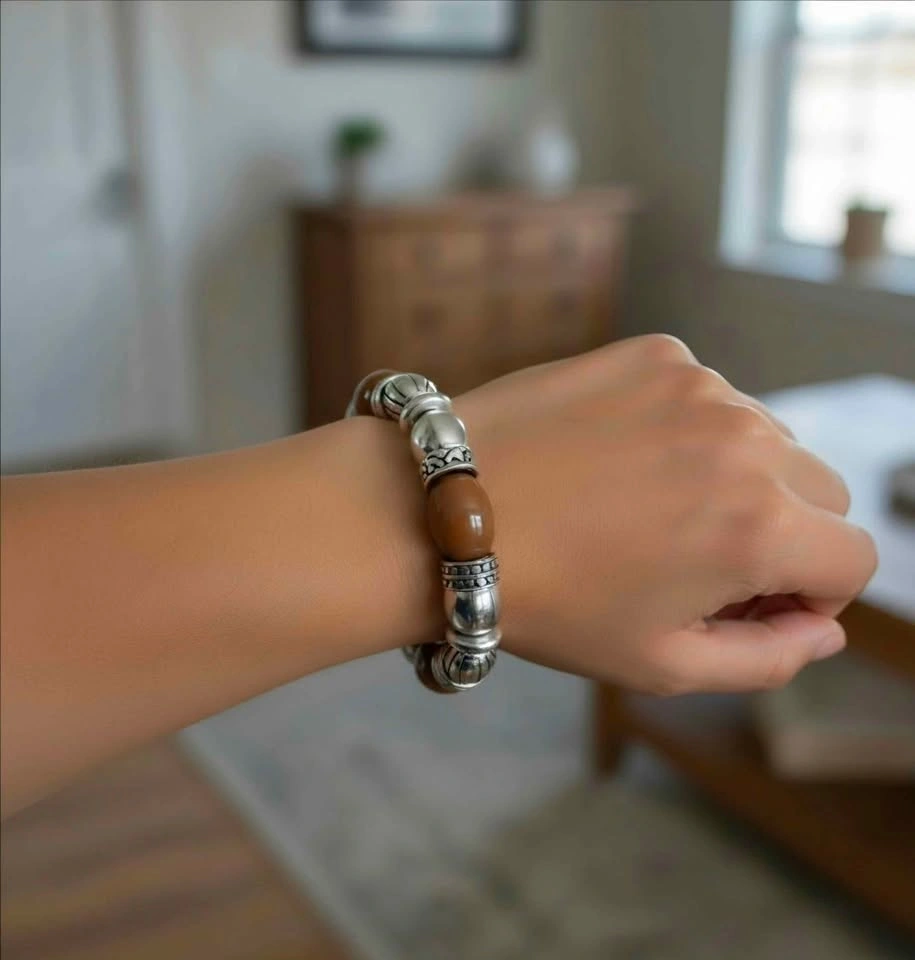 🏈 Chunky Silver and Brown Beaded Stretch Bracelet - photo 2