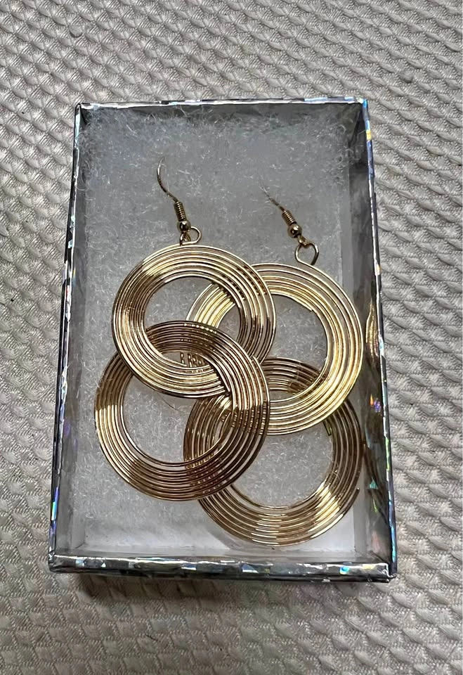 🏈 Gold earrings- New