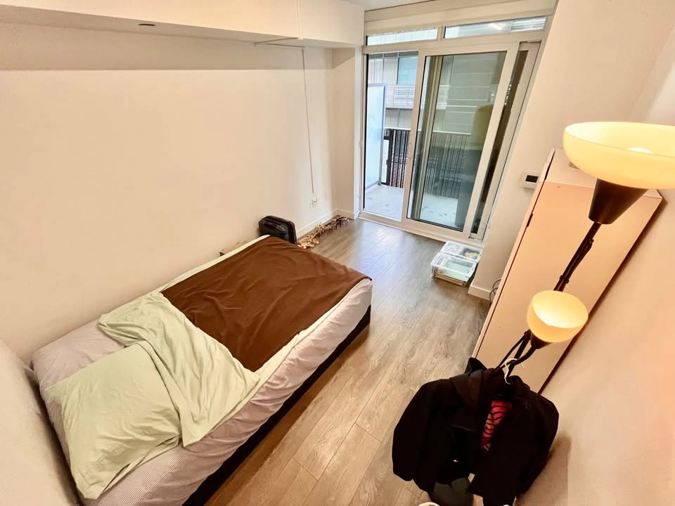 Bedroom for rent at Yonge & Eglinton - photo 2