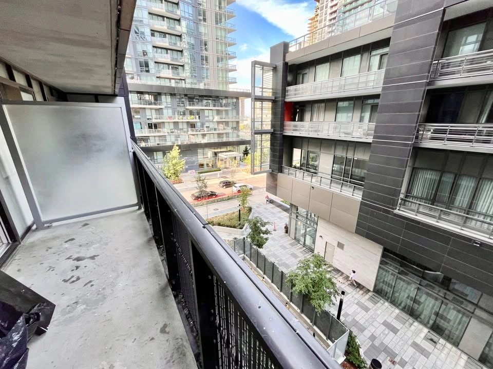 Bedroom for rent at Yonge & Eglinton - photo 3