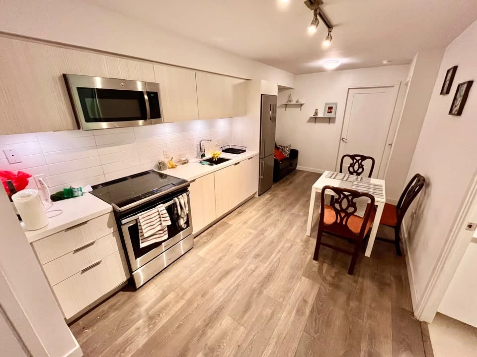 Bedroom for rent at Yonge & Eglinton - photo 4