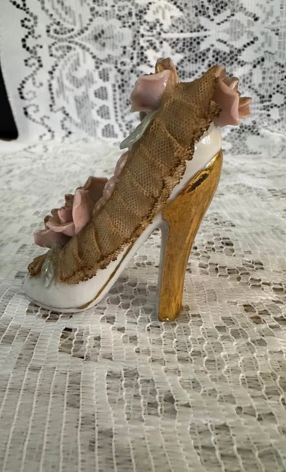 Vintage Mid Century intricate lace trimmed porcelain shoe - photo 2