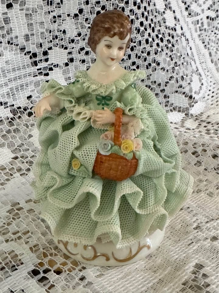 Vintage Irish Dresden “Dorothea” from the Emerald Collection - photo 2