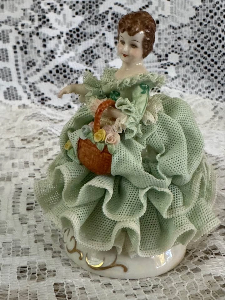 Vintage Irish Dresden “Dorothea” from the Emerald Collection - photo 3