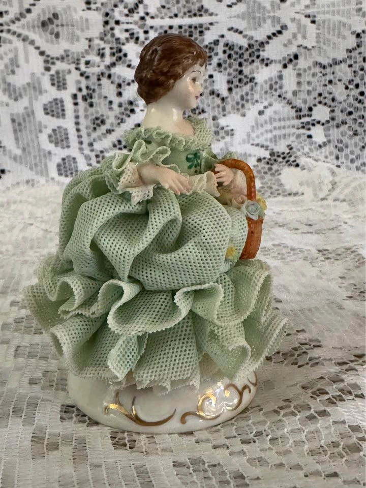 Vintage Irish Dresden “Dorothea” from the Emerald Collection - photo 4