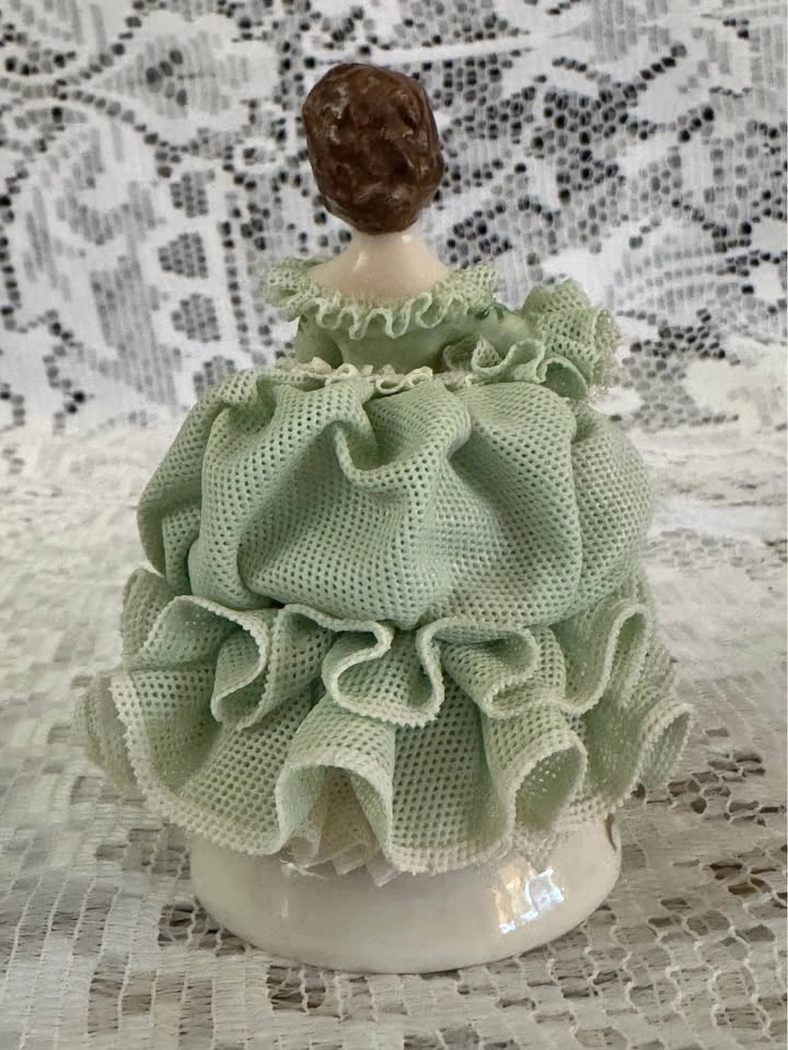Vintage Irish Dresden “Dorothea” from the Emerald Collection - photo 5