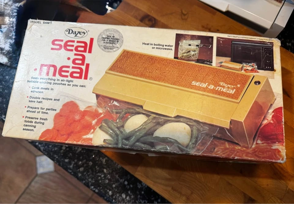 1976 Vintage Dazey Seal a Meal in original box - photo 2