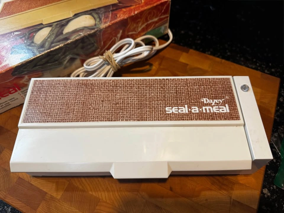 1976 Vintage Dazey Seal a Meal in original box - photo 4
