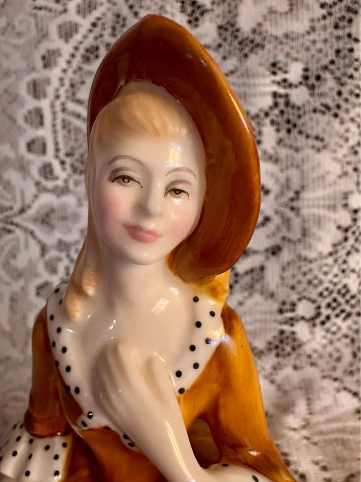 Royal Doulton Sandra (HN2275) Pretty Ladies Collection Figurine - photo 2