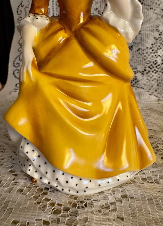 Royal Doulton Sandra (HN2275) Pretty Ladies Collection Figurine - photo 3