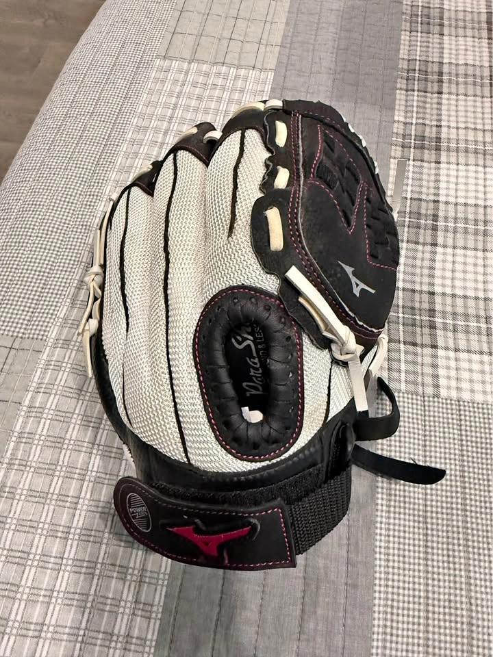 Mizuno Prospect Finch Youth Fastpitch Softball Glove 11 inch