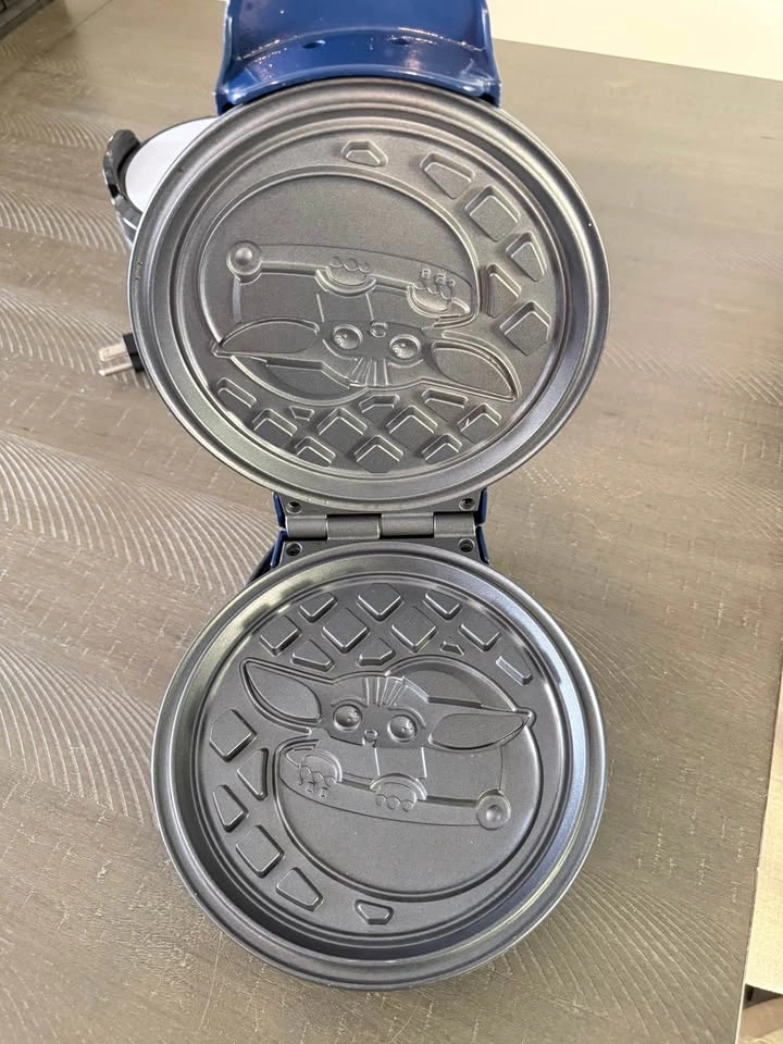 Star Wars The Mandalorian Grogu Waffle Maker - photo 2