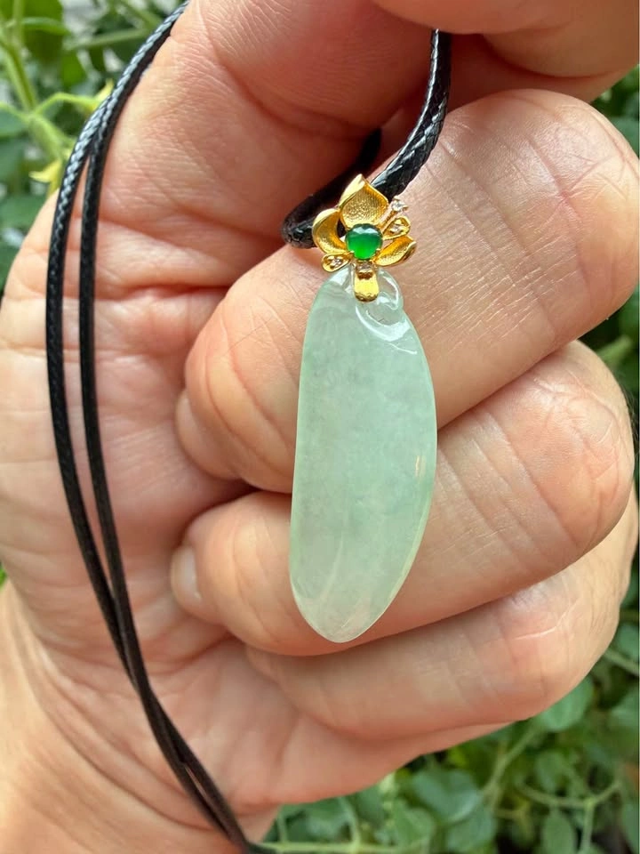 Grade A Jadeite Pendant in 18K Gold with Diamond