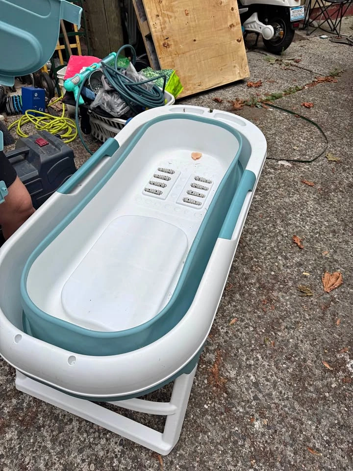 Collapsible bathtub