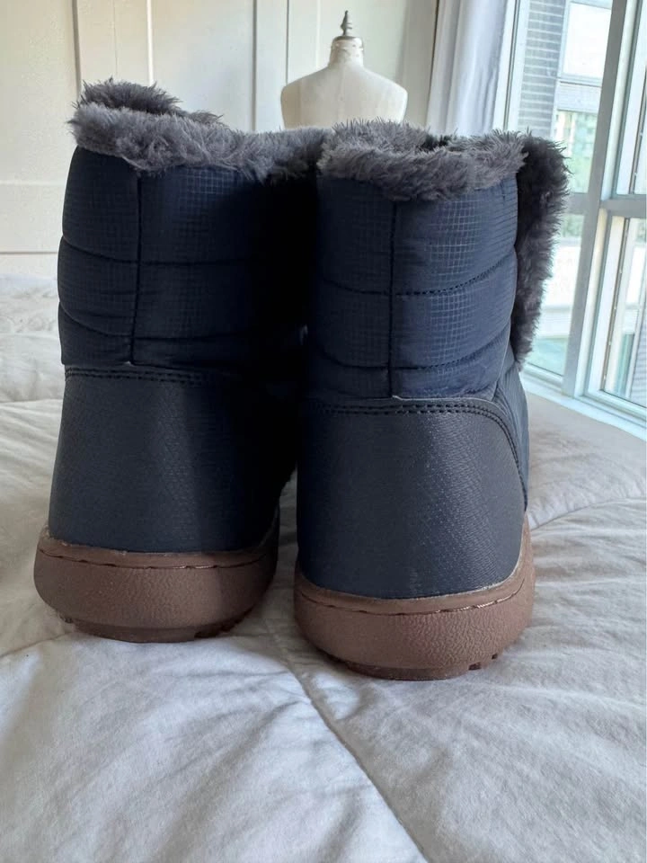 Brand New Ladies Size 11 / 43 Winter Boots with Velcro Sides - photo 2