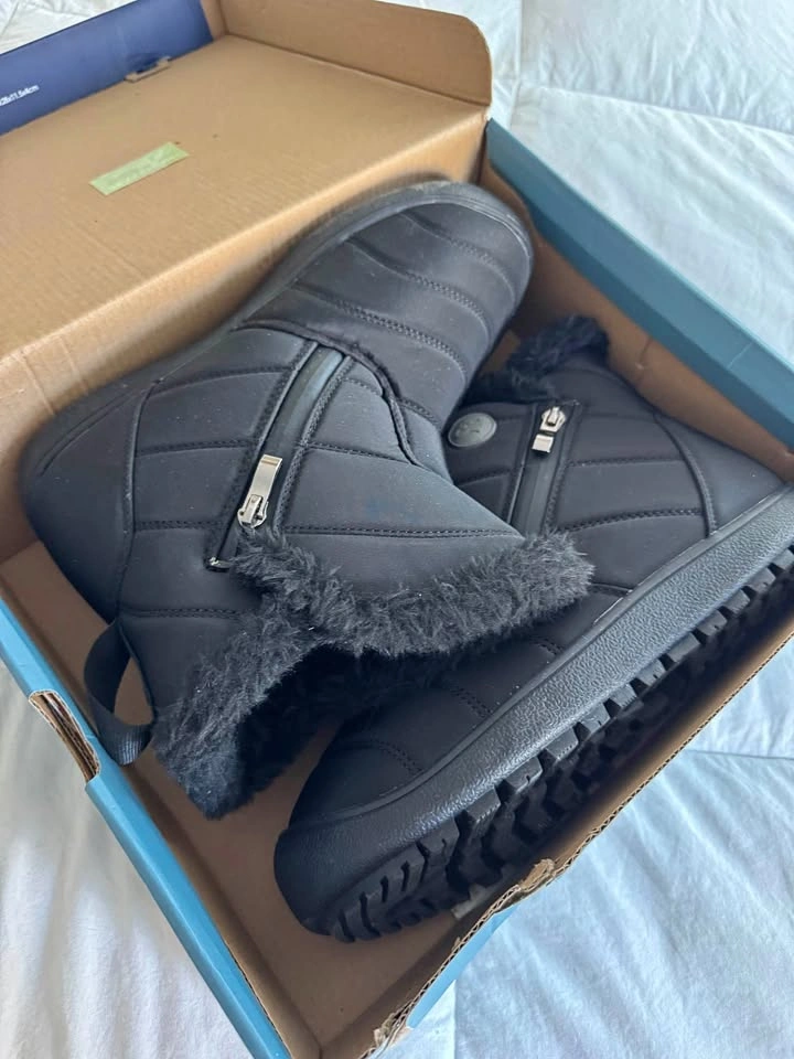Ladies Brand New Winter Boots with side Zippers Size 11