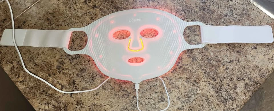 True Glow LED Light Therapy Face Mask - photo 2