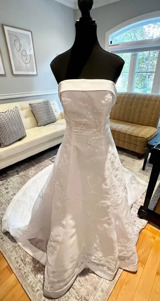 Strapless Wedding Dress Medium with Convertible Train image indicator(2)