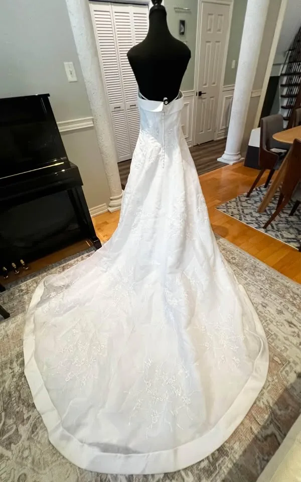 Strapless Wedding Dress Medium with Convertible Train image indicator(4)