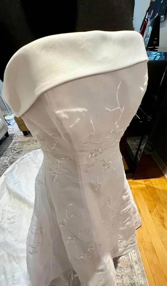 Strapless Wedding Dress Medium with Convertible Train image indicator(5)