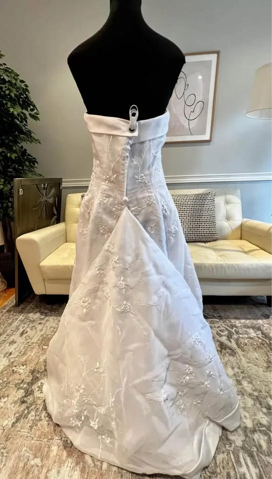 Strapless Wedding Dress Medium with Convertible Train image indicator(6)